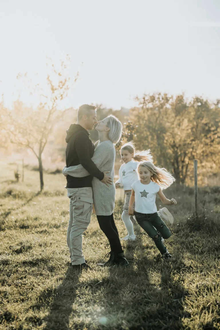Familienfotoshooting_in_der_Golden_Hour_philipp_allmaier_fotografie_philippallmaier_fotografie_079_20241020_ergebnis